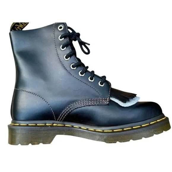 Dr. Martens 1460 Pascal Abruzzo
Boots. BNWT black classic boots. Size 7. - Picture 2 of 12